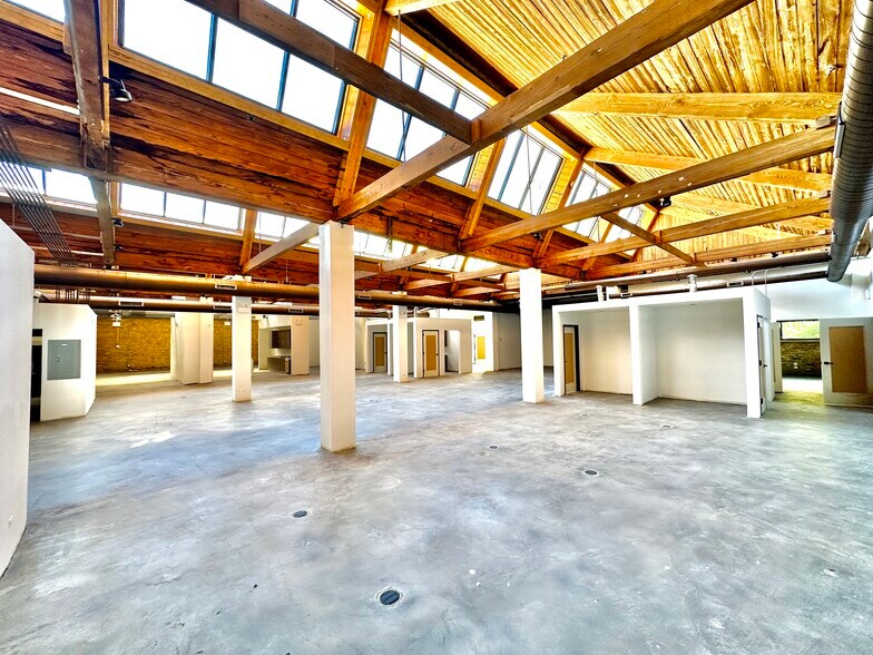 More Photos Of 309-319 N Justine St, Chicago Showroom For Lease