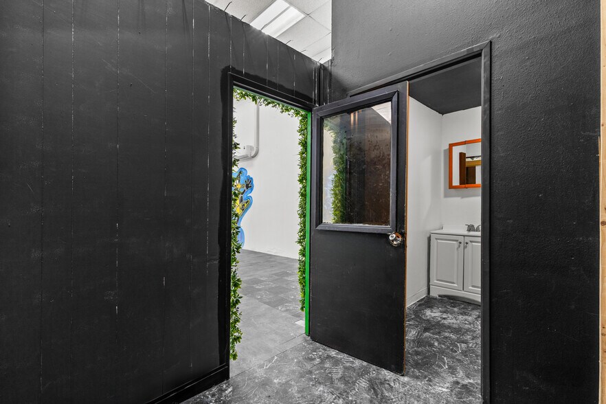 More Photos Of 204 E 11th St, Los Angeles General Retail For Sale