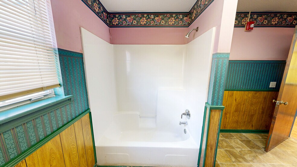 More Photos Of 104 N Herring St, Dothan Office For Sale