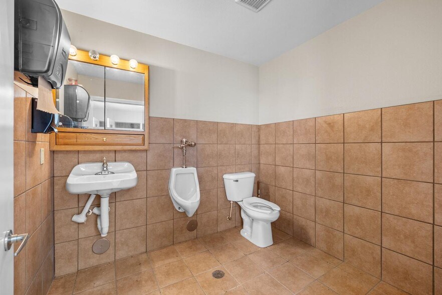 More Photos Of 2708 30th Ave NE, Minot Manufacturing For Sale