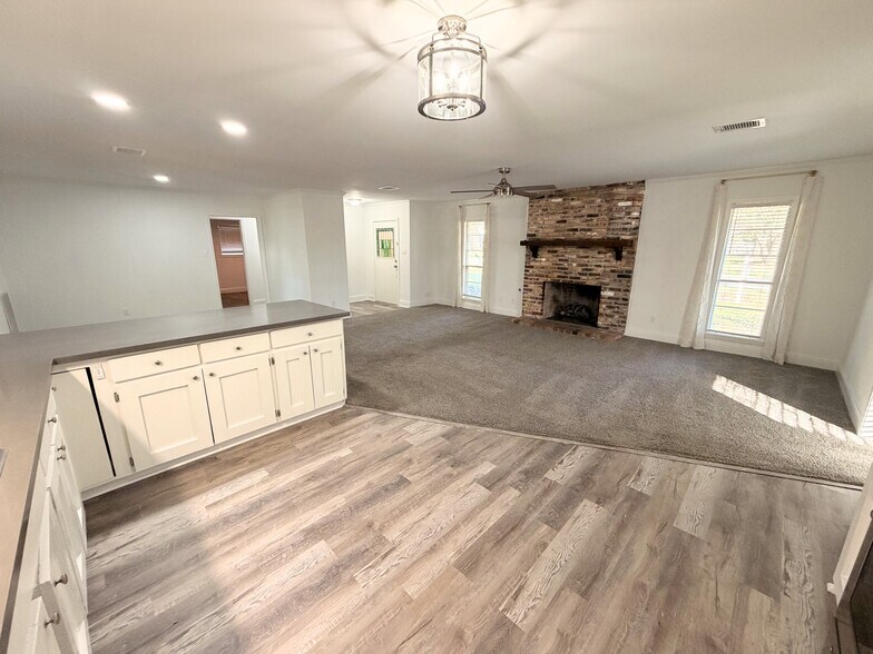 More Photos Of 2103 Taylor St, Waller Office For Sale