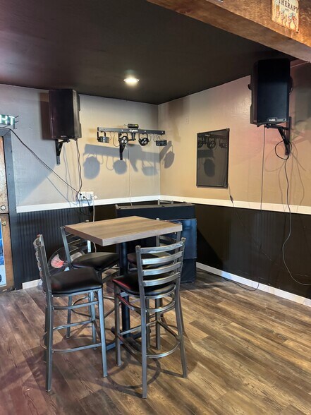 More Photos Of 612 B St, Marysville Bar For Sale