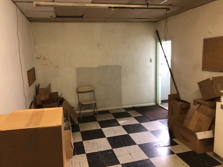 More Photos Of 100 Beecher Ave, Cheltenham Warehouse For Lease