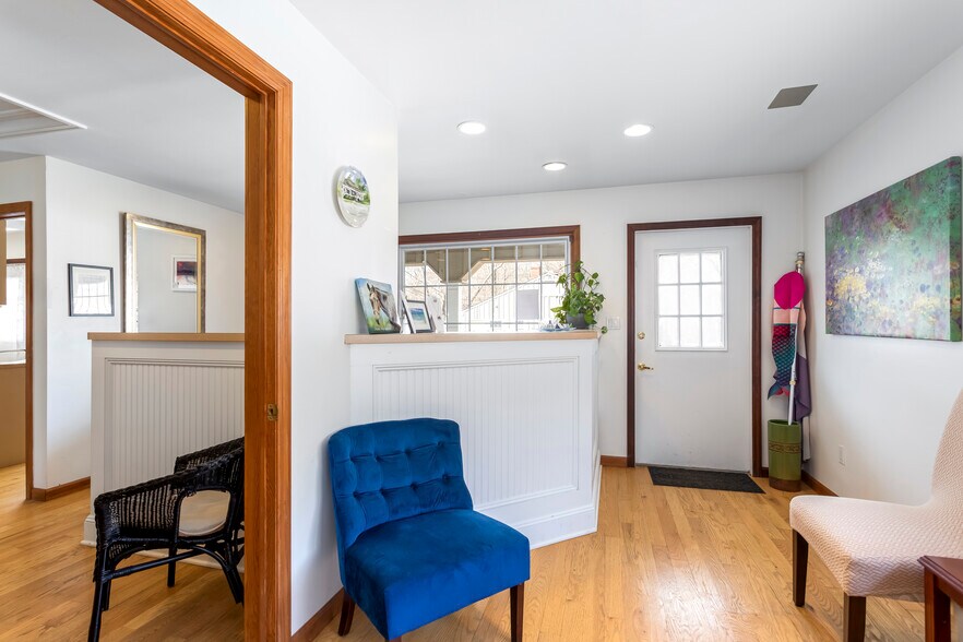 More Photos Of 25 West Neck Rd, Shelter Island Freestanding For Sale