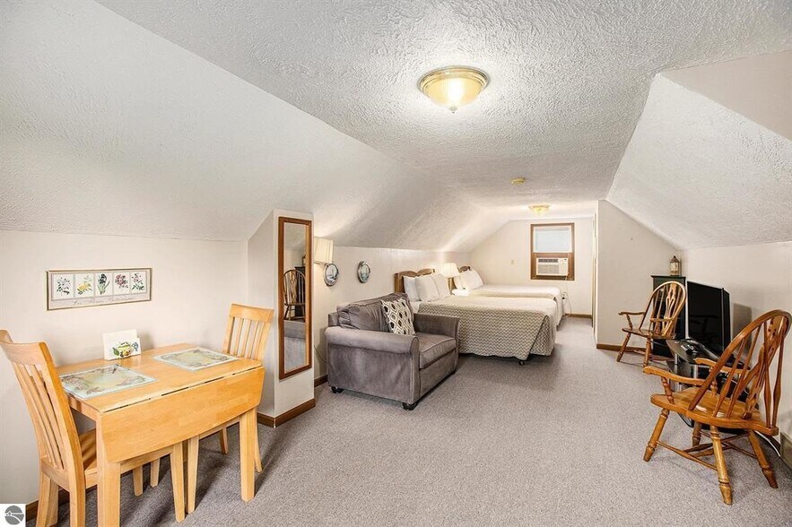 More Photos Of 519 Lake St, Frankfort Hotel For Sale