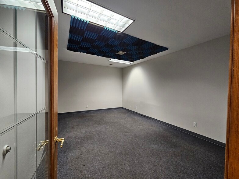More Photos Of 3949 N River Rd, Freeland Office For Sale