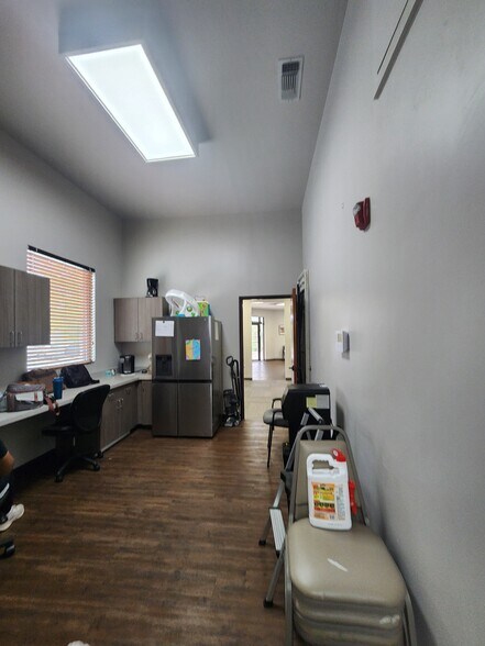 More Photos Of 21200 TX-46, Spring Branch Medical For Sale