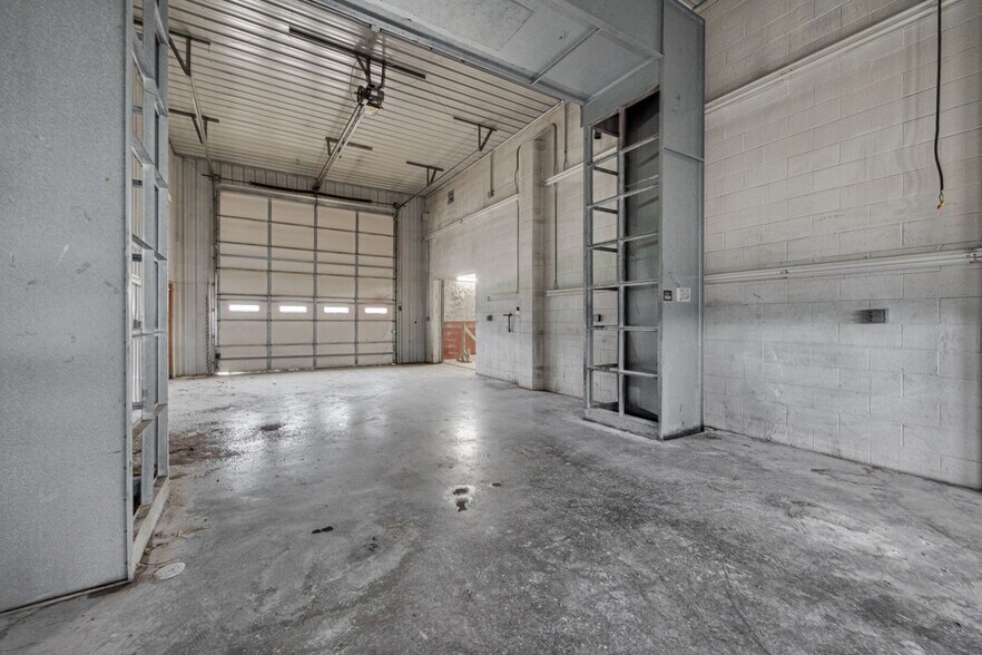 More Photos Of 610 Sainte Genevieve Dr, Sainte Genevieve Auto Dealership For Sale