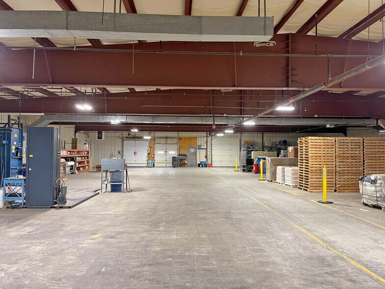 More Photos Of 41 Industrial Ave, Sanford Manufacturing For Lease