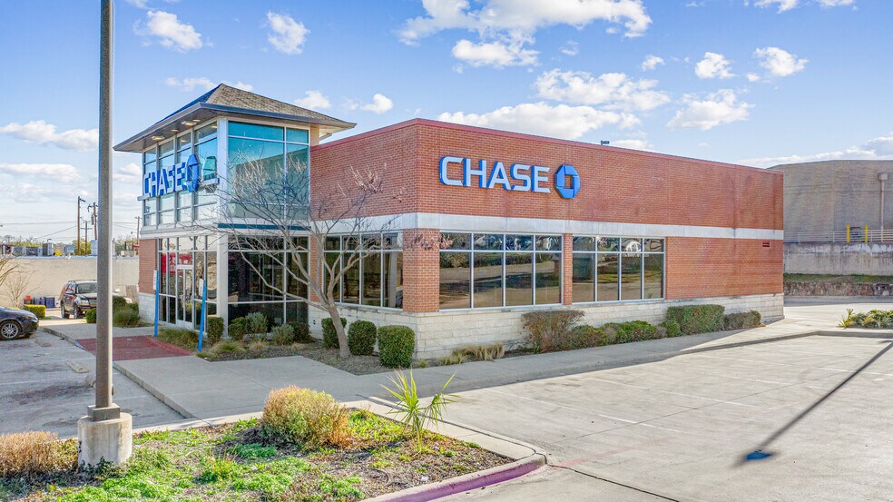 More Photos Of 6400 Skillman St, Dallas Bank For Lease