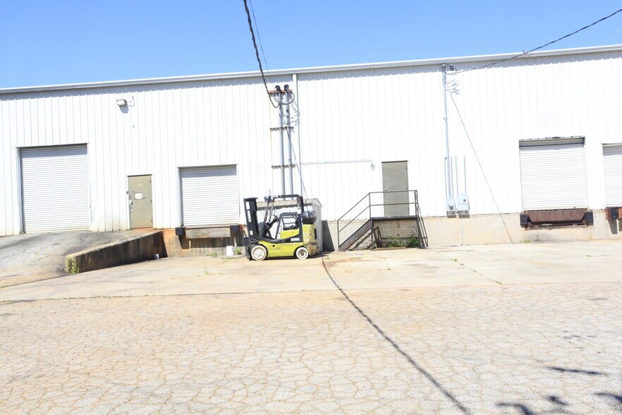 More Photos Of 101 Camp Creek Industrial Pky, Cornelia Flex For Lease