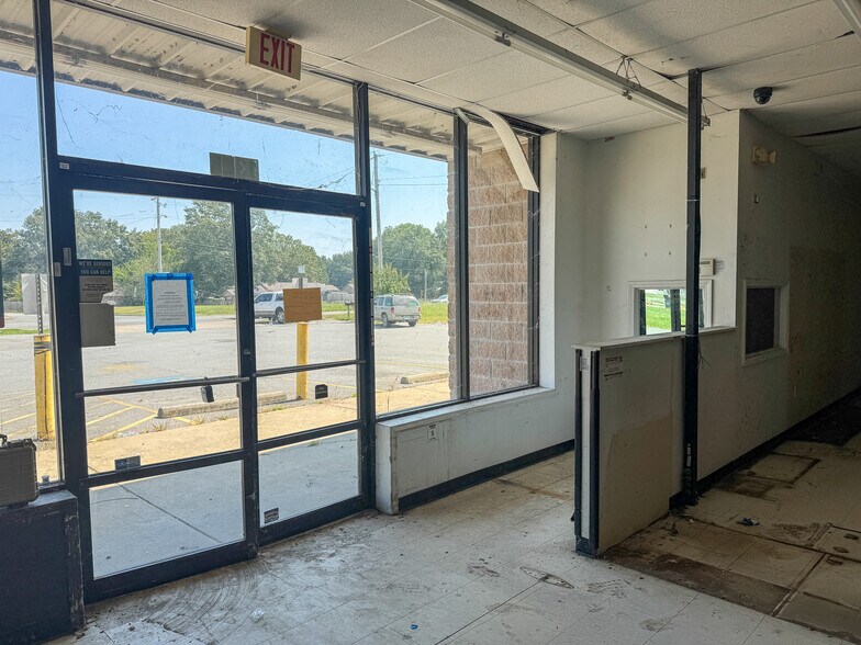 More Photos Of 1395 N Bankhead, Carlisle Freestanding For Lease