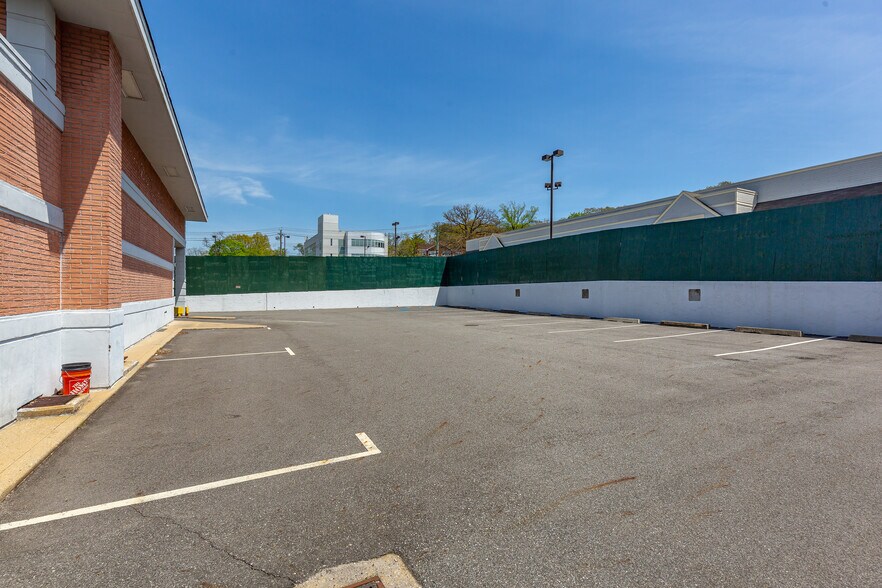 More Photos Of 24840 Northern Blvd, Little Neck Bank For Lease