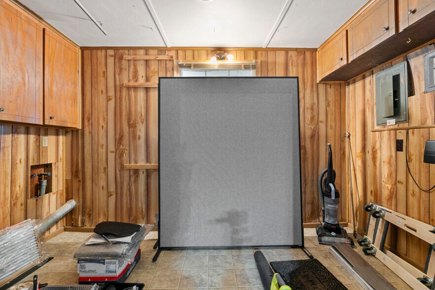 More Photos Of 104 Round Knob Rd, Lexington Office For Sale