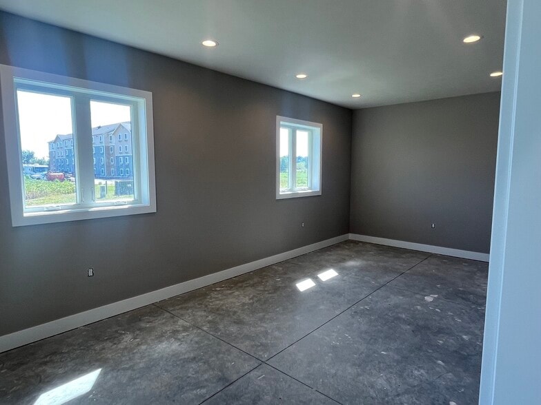 More Photos Of 3528 14th Ave, Council Bluffs Flex For Lease