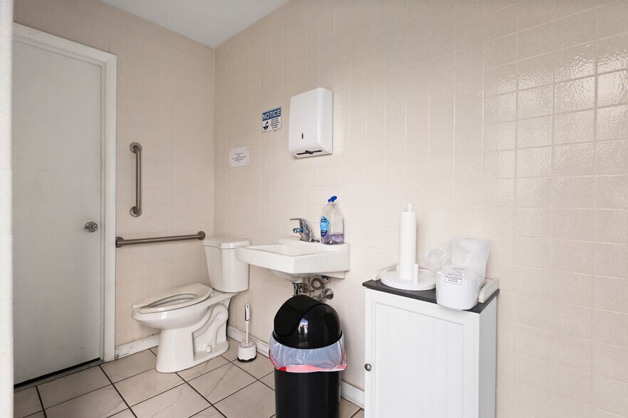 More Photos Of 2605 Kelly Ln, Lake Worth Light Distribution For Lease