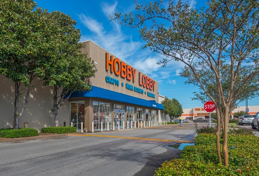 More Photos Of 10516 Katy Fwy, Houston Freestanding For Lease