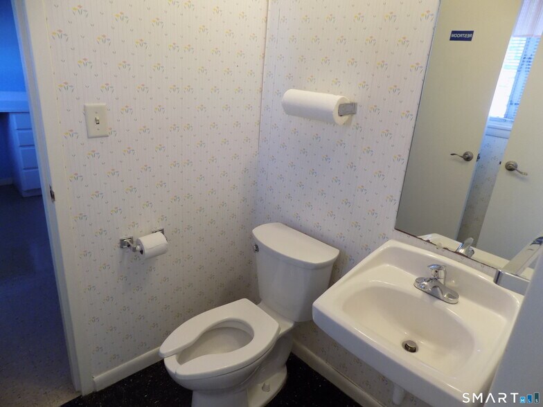 More Photos Of 85 Beleden Gardens Dr, Bristol Medical For Sale