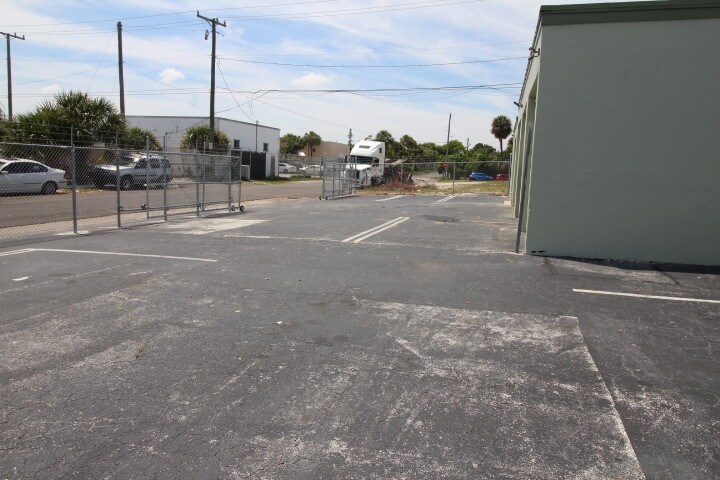 More Photos Of 609 N Railroad Ave, Boynton Beach Warehouse For Lease