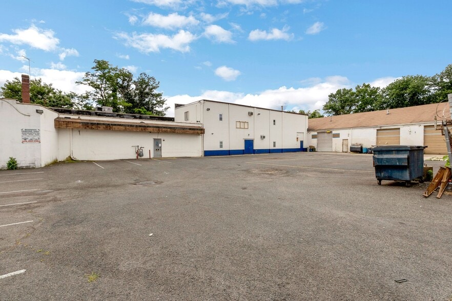 More Photos Of 200 W 4th St, Plainfield Light Distribution For Lease