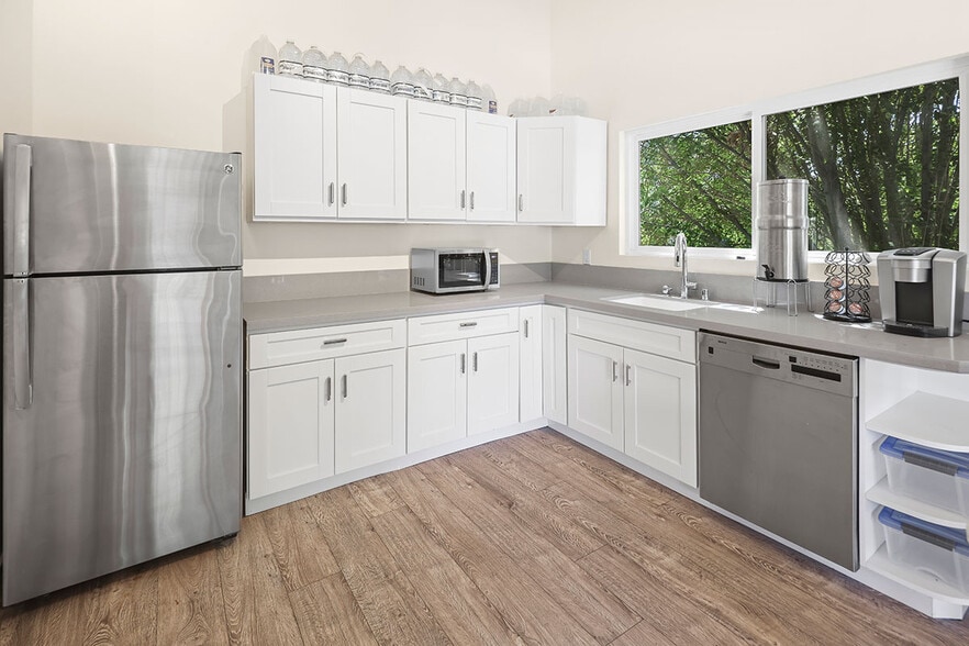 More Photos Of 23271 Ventura Blvd, Woodland Hills Office For Sale