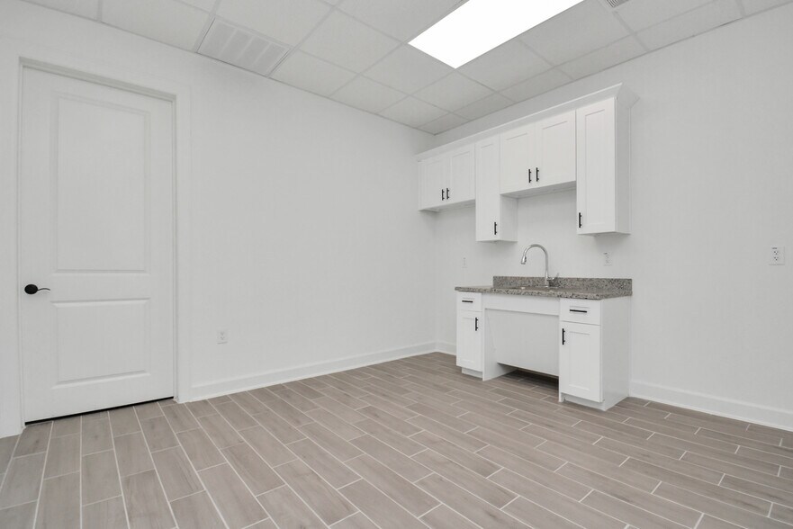 More Photos Of 12425 W Airport Blvd, Sugar Land Flex For Sale