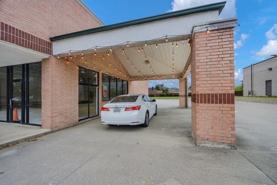 More Photos Of 3039 Old Denton Rd, Carrollton Restaurant For Lease