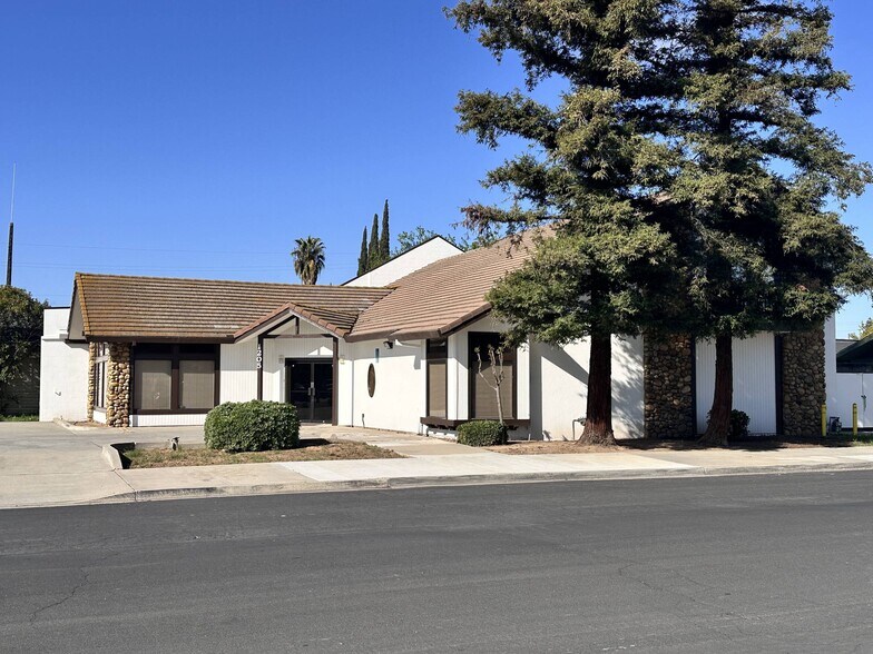Primary Photo Of 1205 11th St, Reedley Storefront For Sale
