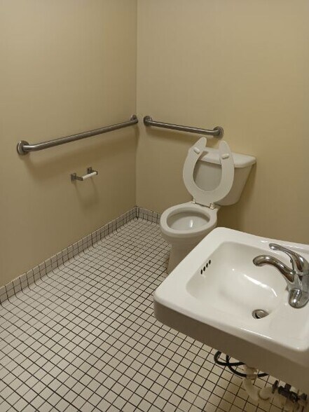 More Photos Of 40988 Highway 77, Ashland General Retail For Lease