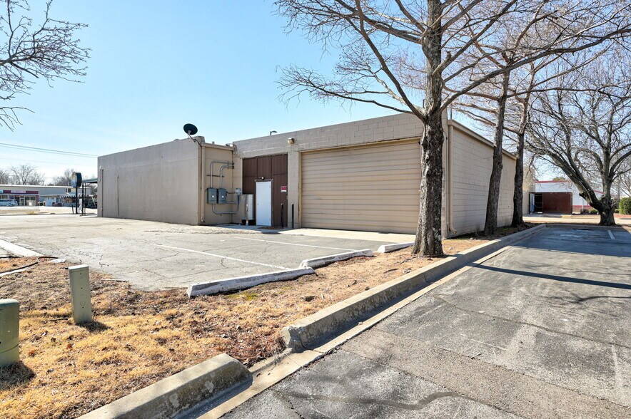 More Photos Of 1829 W Main St, Norman Freestanding For Sale