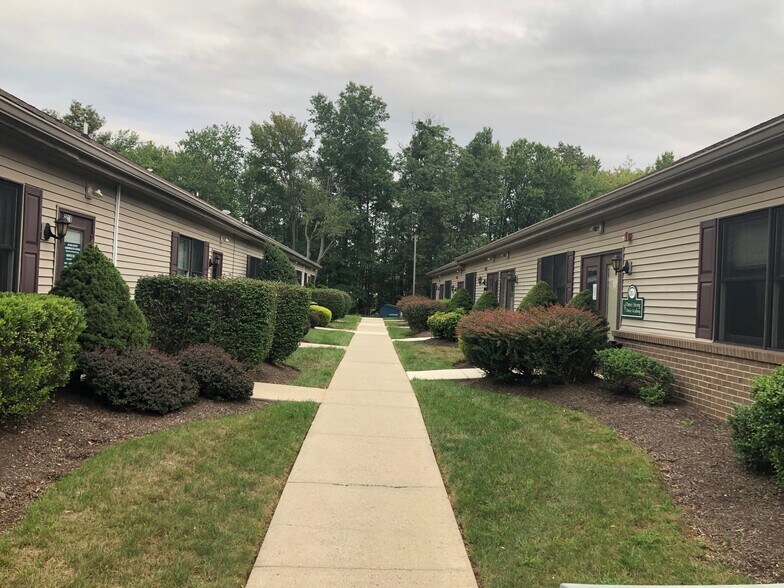 More Photos Of 1609 Woodbourne Rd, Levittown Office For Lease