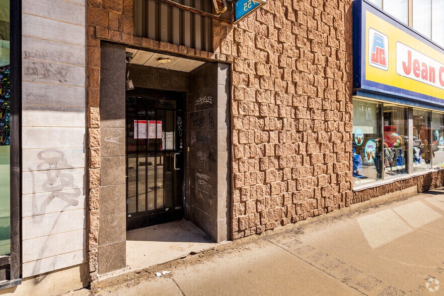 More Photos Of 3745-3755 Boul Saint-Laurent, Montréal Drugstore For Lease