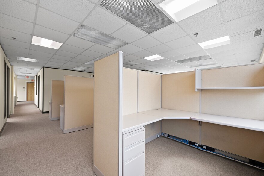 More Photos Of 1 Olde North Rd, Chelmsford Office For Lease