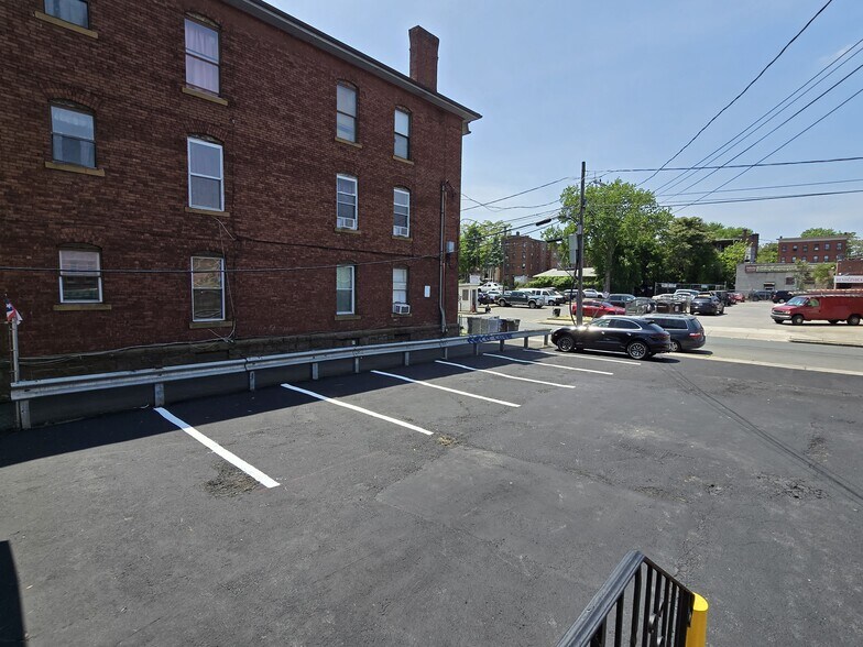 More Photos Of 54 Lawrence St, Hartford Freestanding For Sale