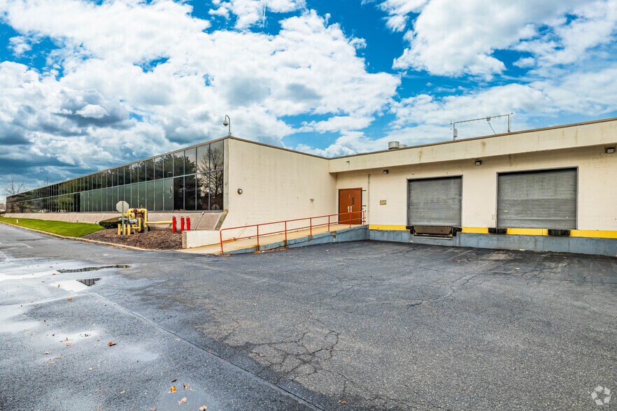 More Photos Of 2 Corporate Center Dr, Melville Office For Lease