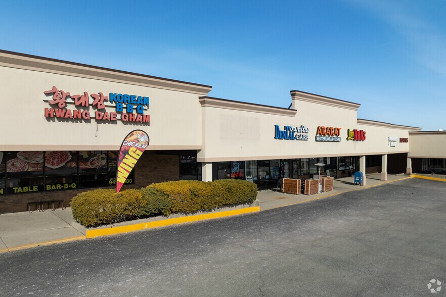 More Photos Of 350-372 Townline Rd, Mundelein General Retail For Lease