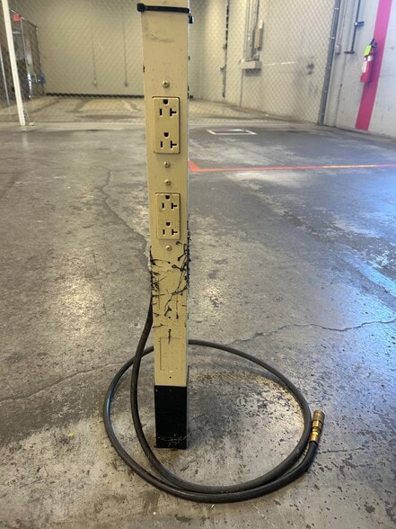 More Photos Of 5313 E Apache St, Tulsa Manufacturing For Lease