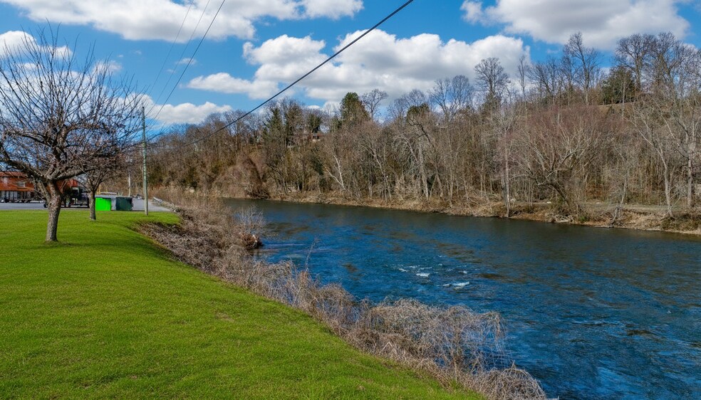 More Photos Of 386 E Main St, Newport Office For Lease