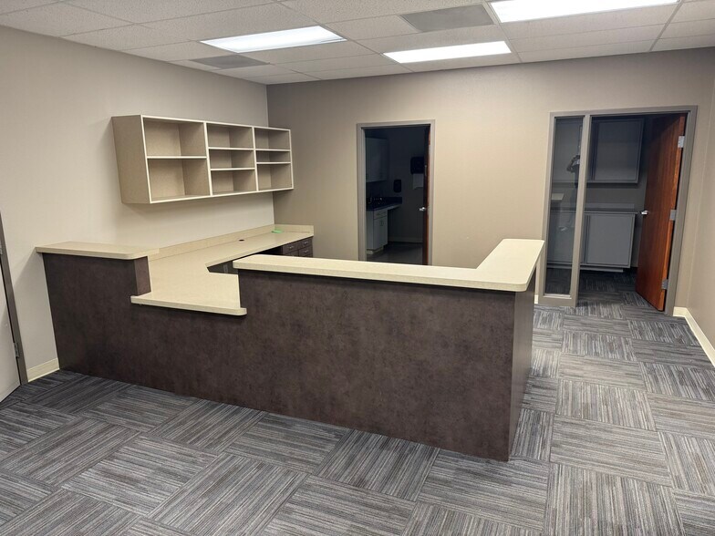 More Photos Of 2720 Commercial St, Salem Office For Sale