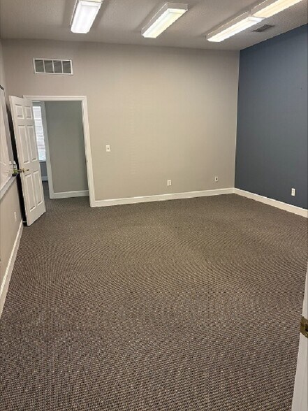 More Photos Of 9191 RG Skinner Pky, Jacksonville Office For Sale