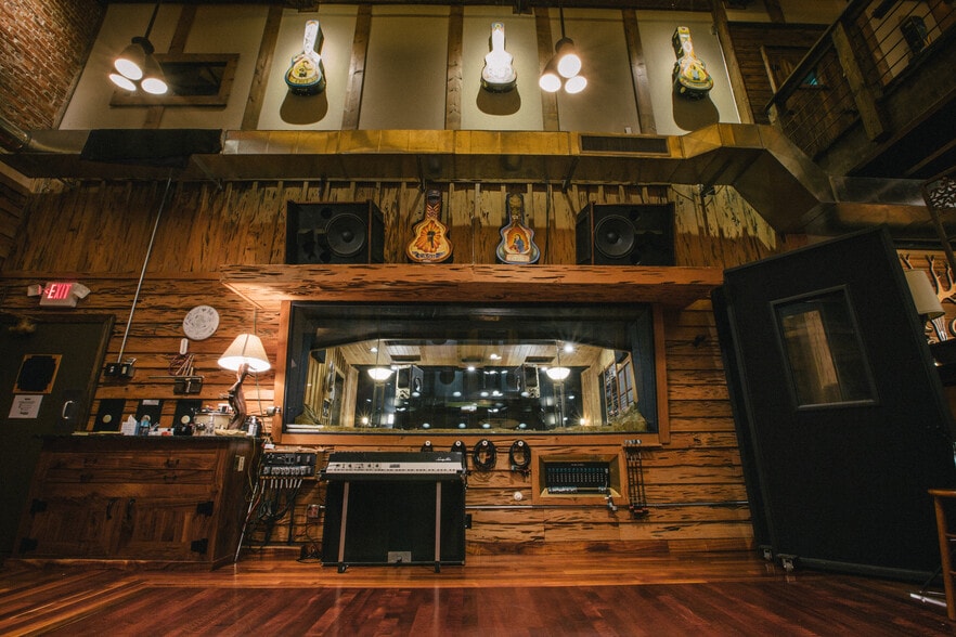 More Photos Of 114-116 17th Ave S, Nashville Office For Sale