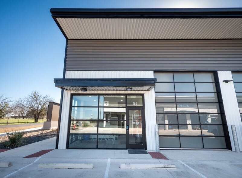 More Photos Of 19832 Panther Dr, Pflugerville Showroom For Lease