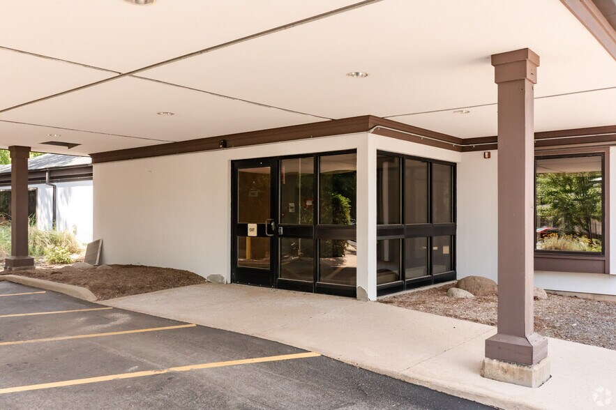 More Photos Of 2210 Dean St, St Charles Medical For Lease