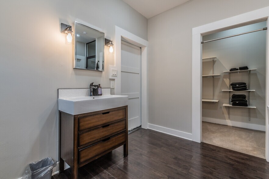 More Photos Of 630 S Walters, San Antonio Freestanding For Sale