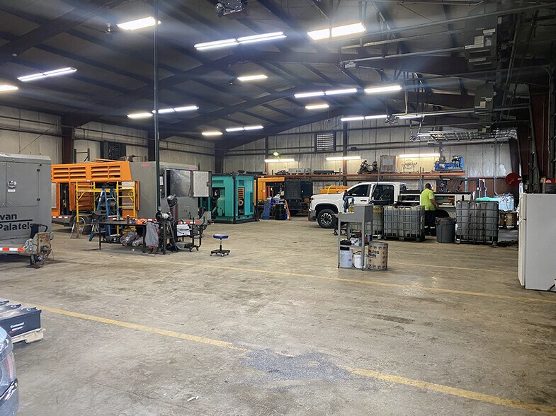 More Photos Of 5920 Gateway Industrial Dr, Belleville Warehouse For Lease