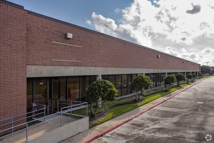 More Photos Of 5010 Wright Rd, Stafford Warehouse For Lease