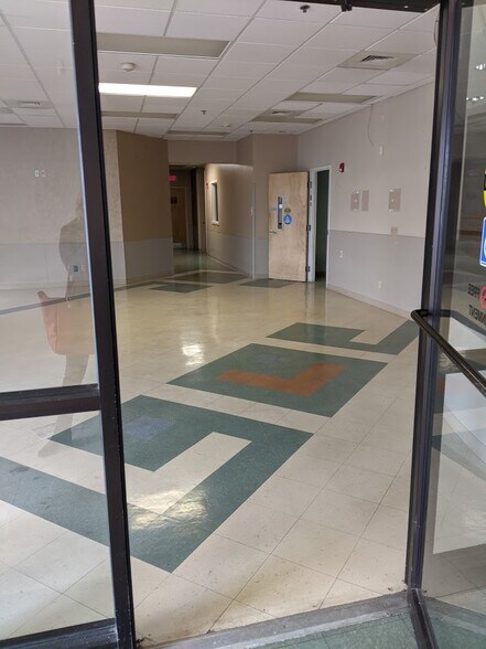 More Photos Of 432 S Burnett Rd, Springfield Unknown For Lease