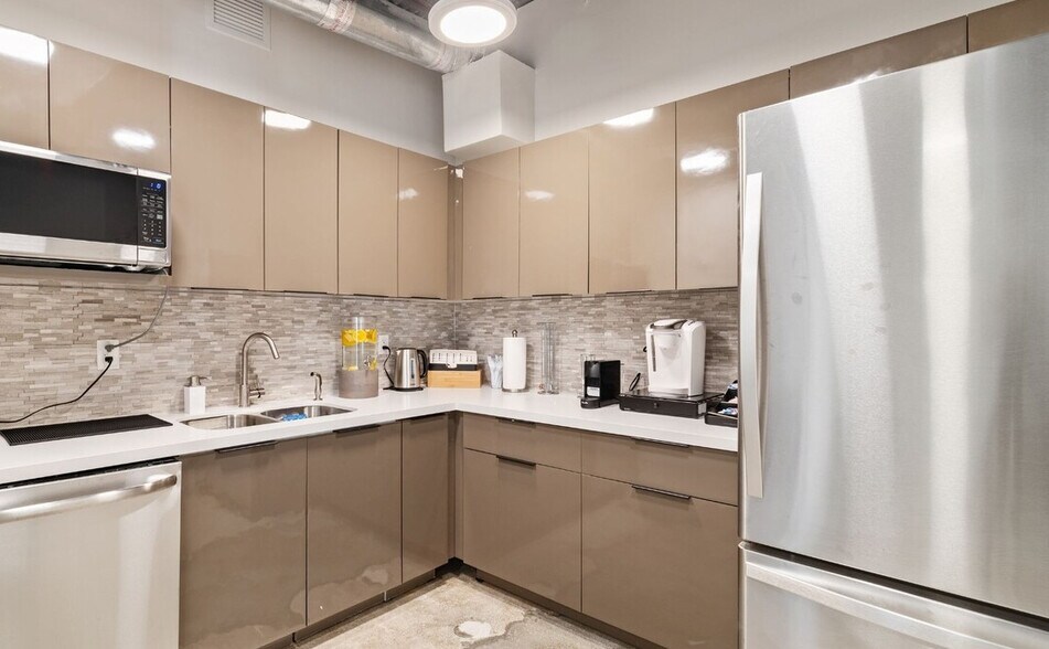 More Photos Of 820 W 41st St, Miami Beach Coworking Space