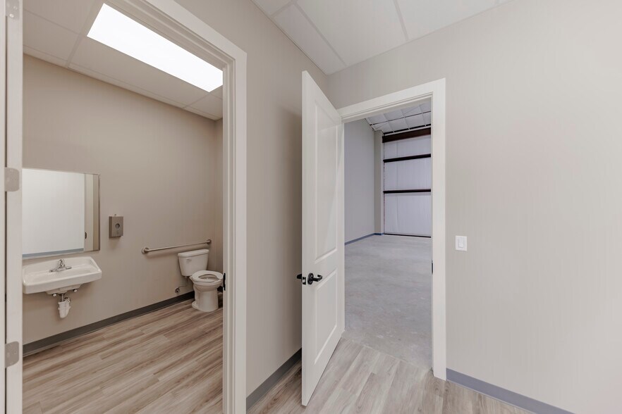 More Photos Of 6451 Silver Saddle Rd, Fort Worth Warehouse For Lease