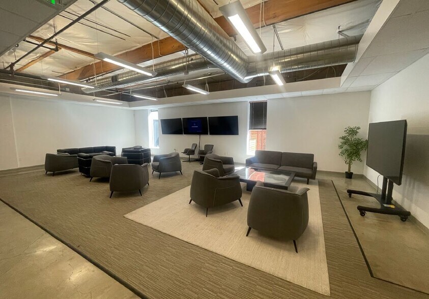 More Photos Of 448-450 E Middlefield Rd, Mountain View Light Manufacturing For Lease
